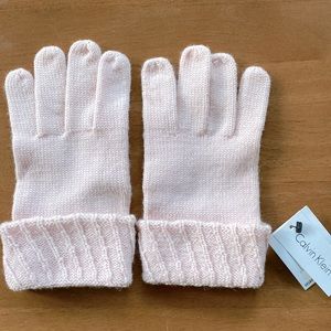 Petal Pink 100% Marino wool knit gloves